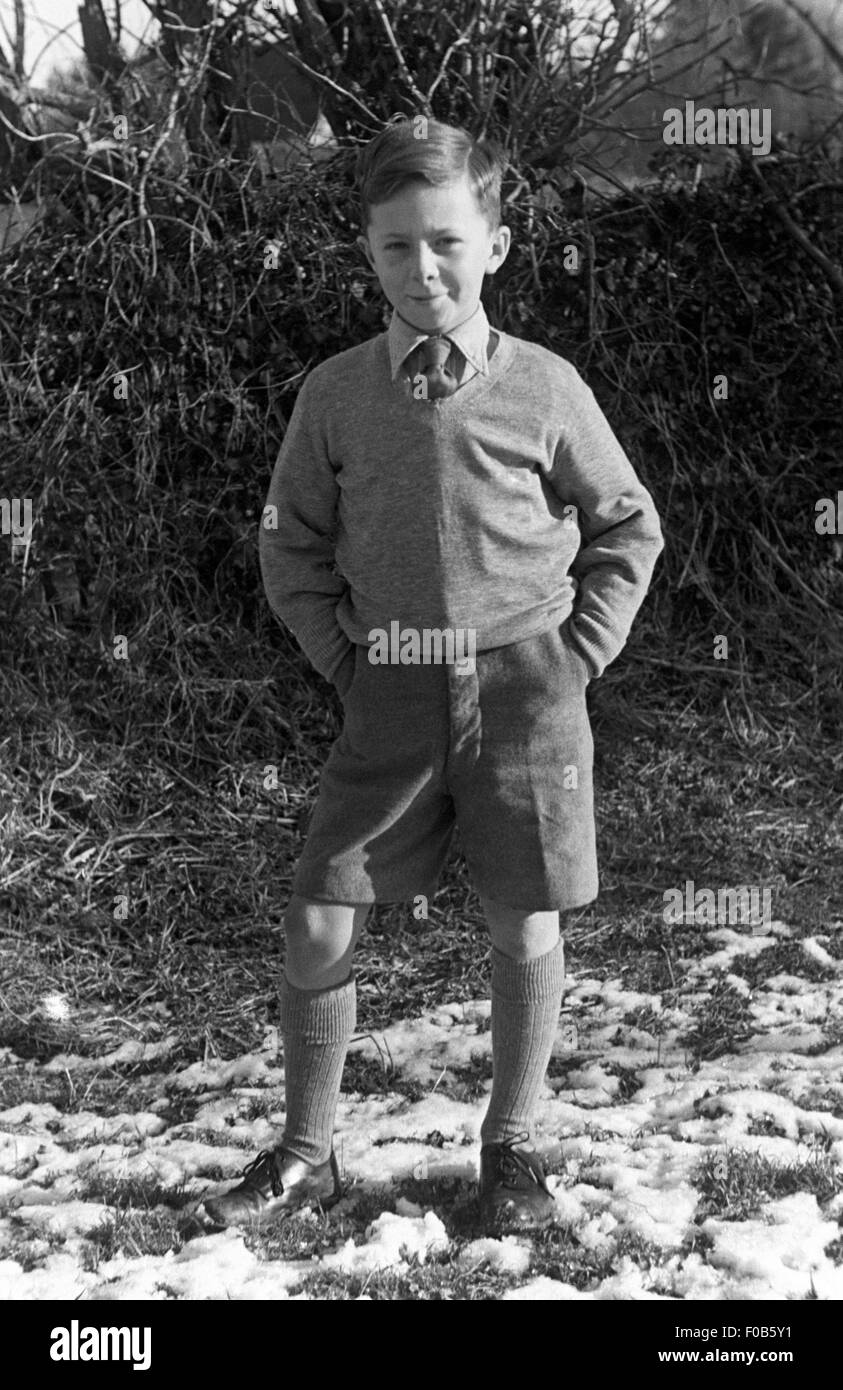 Schüler in Uniform an einem Wintertag. Stockfoto