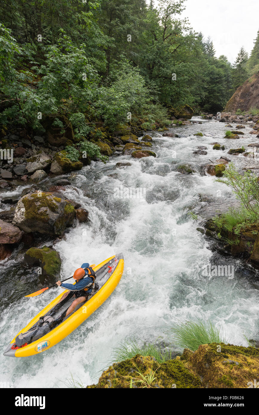 Paddeln ein aufblasbares Kajak auf der North Fork des Middle Fork Willamette River, Oregon. Stockfoto