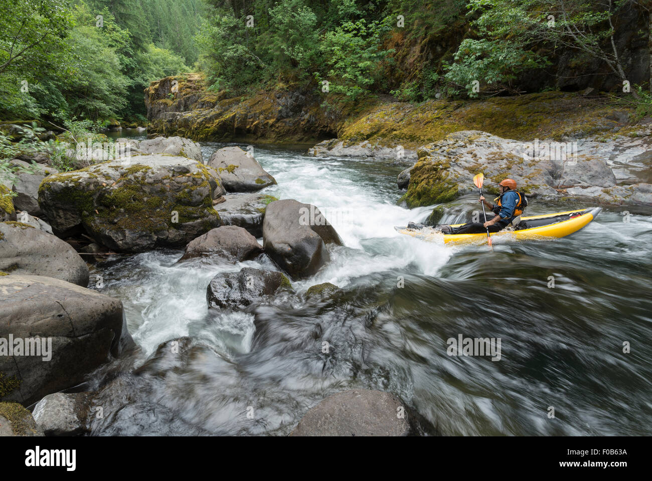 Paddeln ein aufblasbares Kajak auf der North Fork des Middle Fork Willamette River, Oregon. Stockfoto