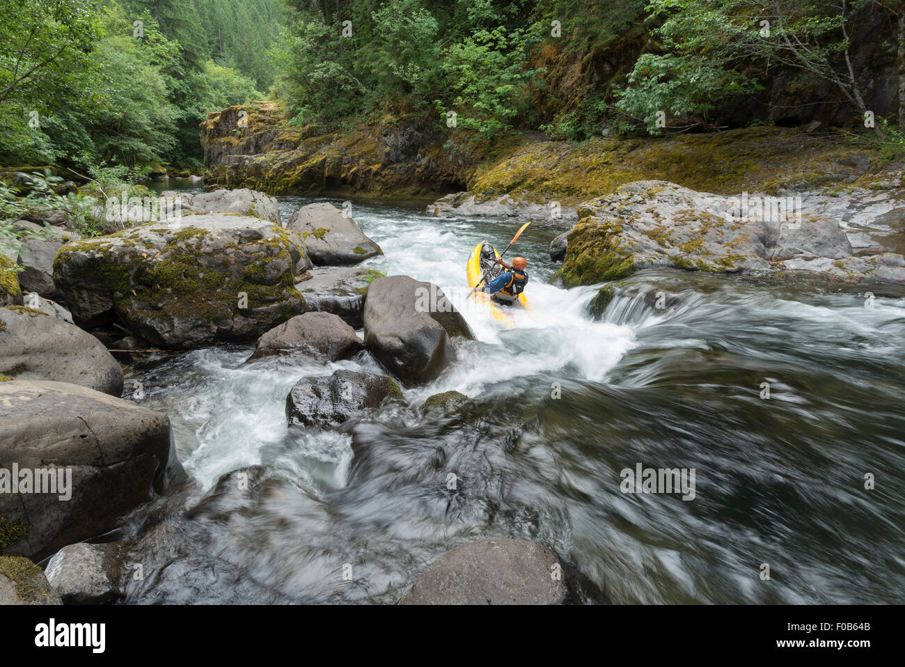 Paddeln ein aufblasbares Kajak auf der North Fork des Middle Fork Willamette River, Oregon. Stockfoto