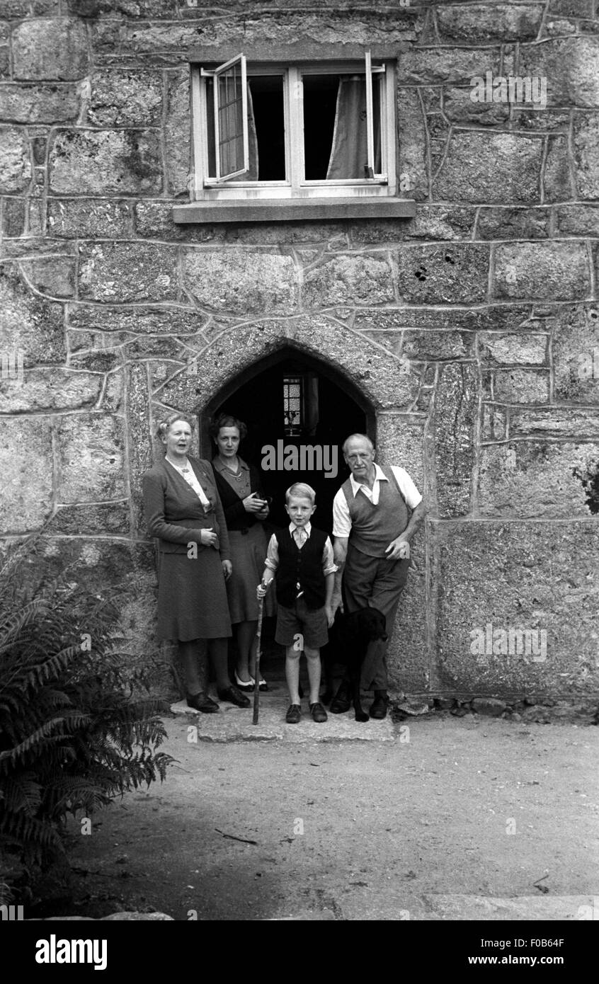 Eine Familie stehen im Torbogen eines alten steinernen Gebäude. Stockfoto