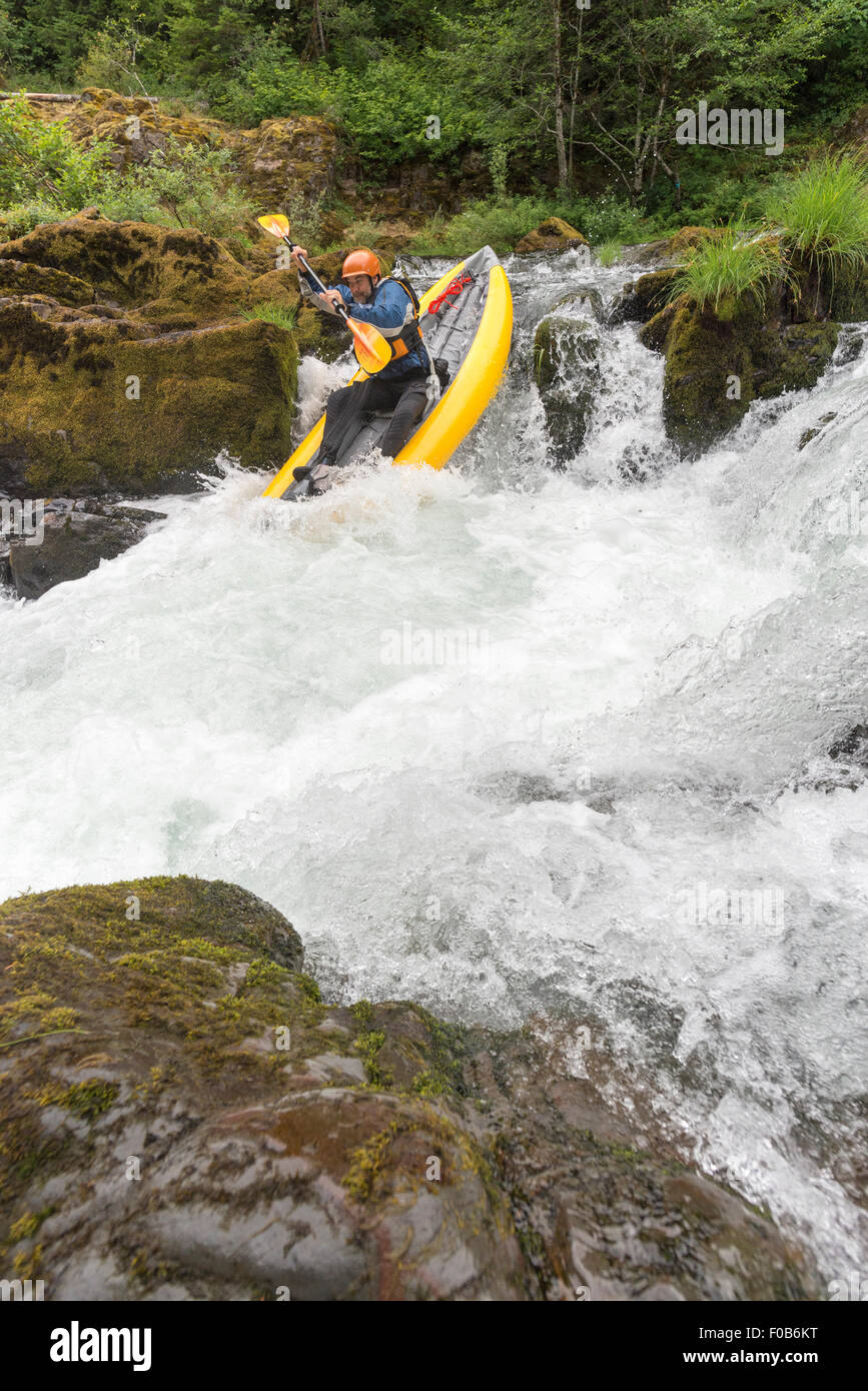 Paddeln ein aufblasbares Kajak auf der North Fork des Middle Fork Willamette River, Oregon. Stockfoto