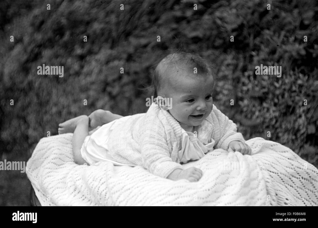Ein Kleinkind in einem weißen Baby wachsen Stockfoto