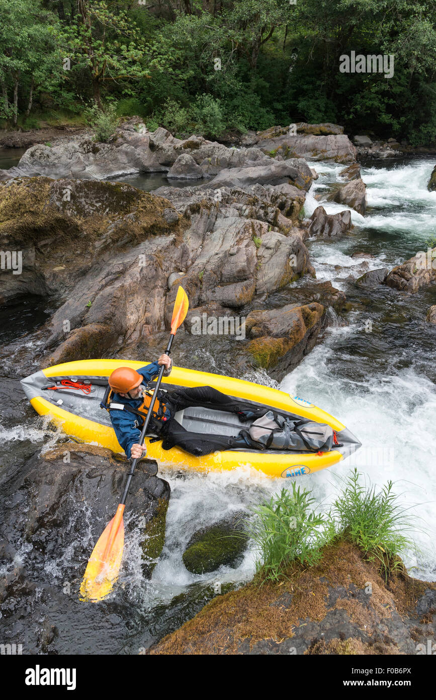 Paddeln ein aufblasbares Kajak auf der North Fork des Middle Fork Willamette River, Oregon. Stockfoto