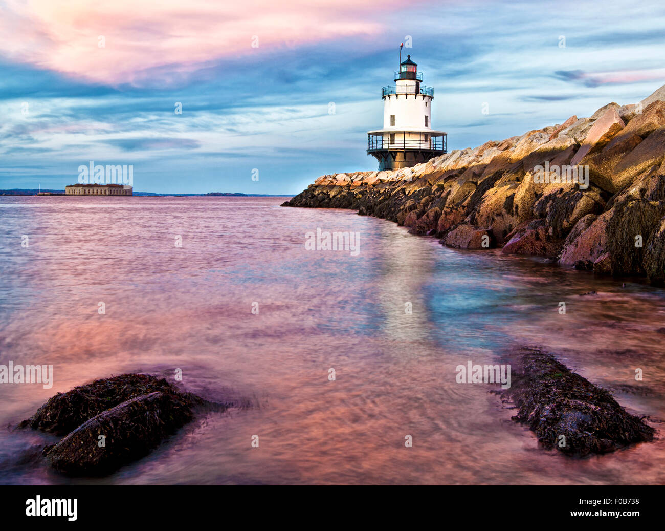 Leuchtturm auf einer felsigen Insel in Maine Stockfoto