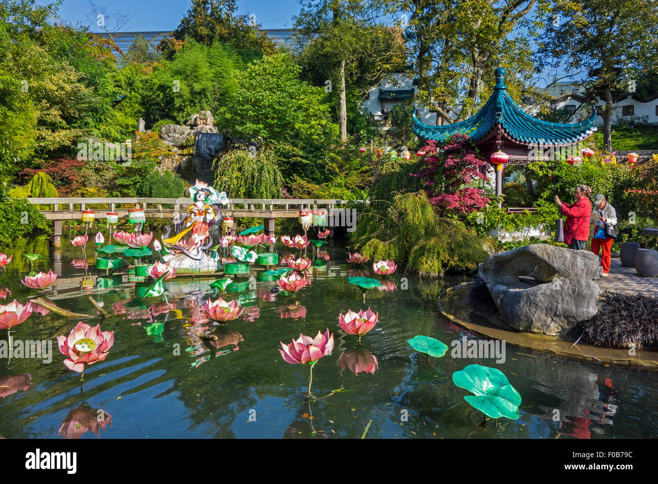 Touristen, die chinesischen Garten Pairi Daiza, tierische Themenpark in Brugelette, Hennegau, Belgien Stockfoto Touristen, die chinesischen Garten Pairi Daiza, tierische Themenpark in Brugelette, Hennegau, Belgien Stockfoto