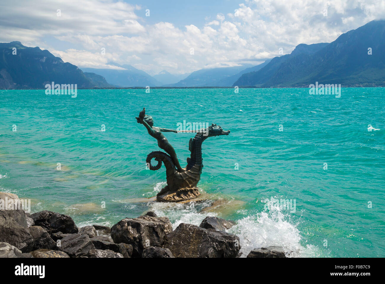 Blick auf die Riviera des Genfersees in Vevey, Stadt in der Schweiz.  Meerjungfrau-Skulptur am Genfer See Stockfotografie - Alamy
