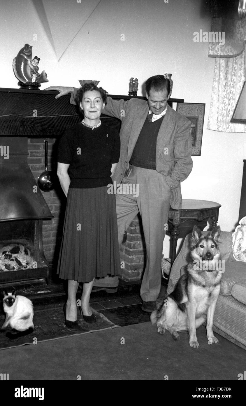 Älteres Paar mit ihrem Haustier Siamkatze und Schäferhund-Hund. Stockfoto