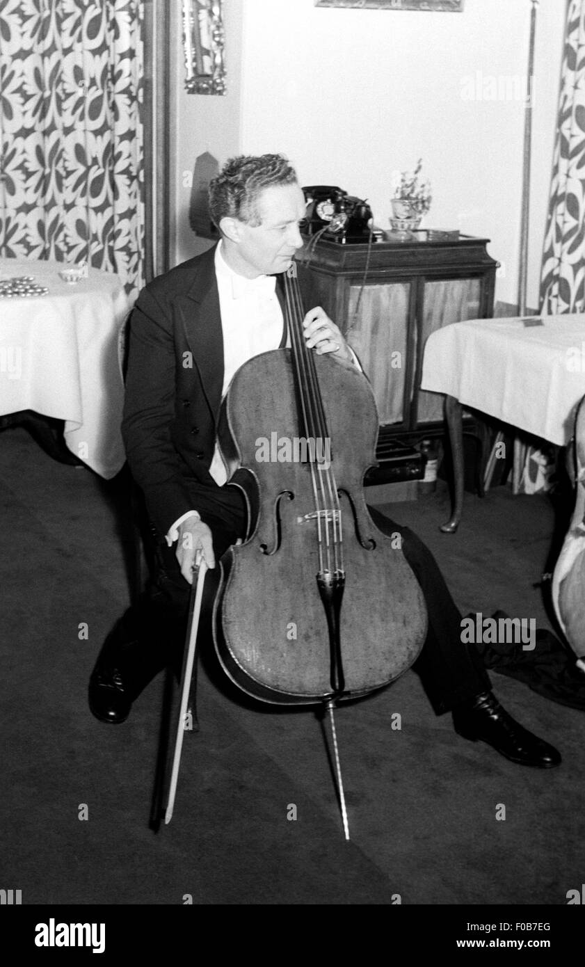 Ein reifer Mann, ein Musikinstrument spielen Stockfoto