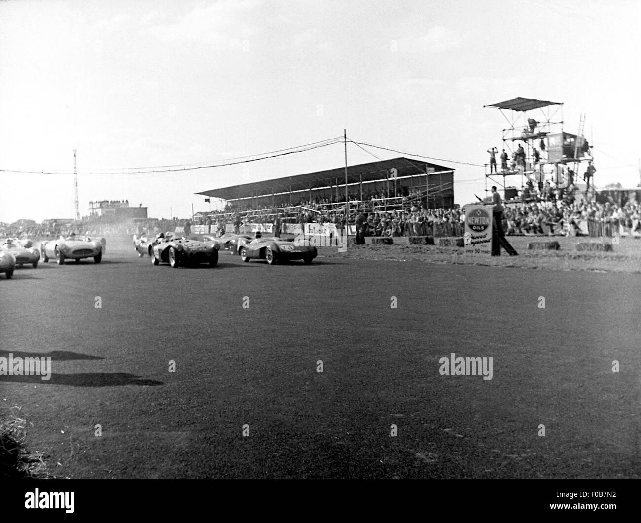 Connaught und Lotus MK IX Rennwagen Stockfoto