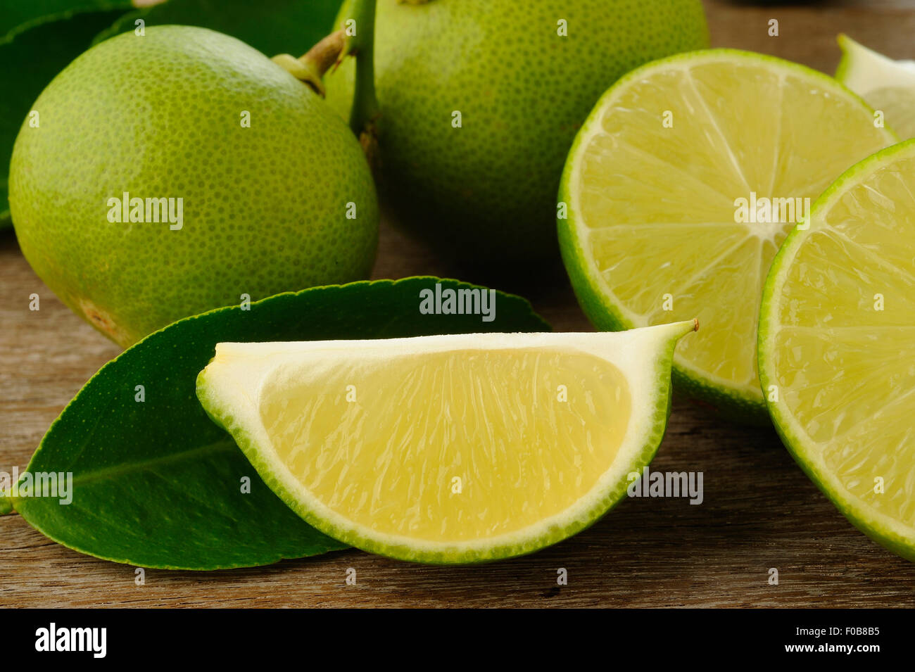 Lime Obst auf hölzernen Hintergrund Stockfoto