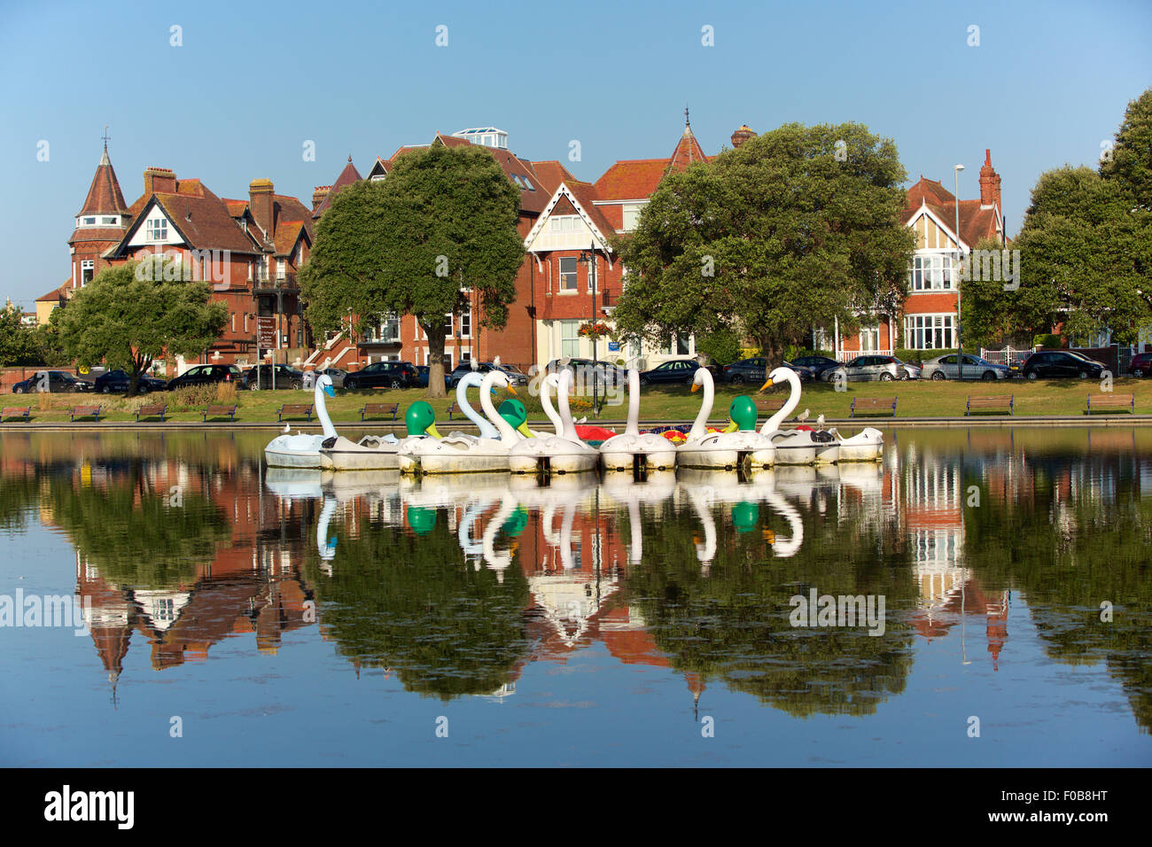 Sammlung von Schwan und Ente Tretboote zusammengebunden im Kanu See Southsea Stockfoto