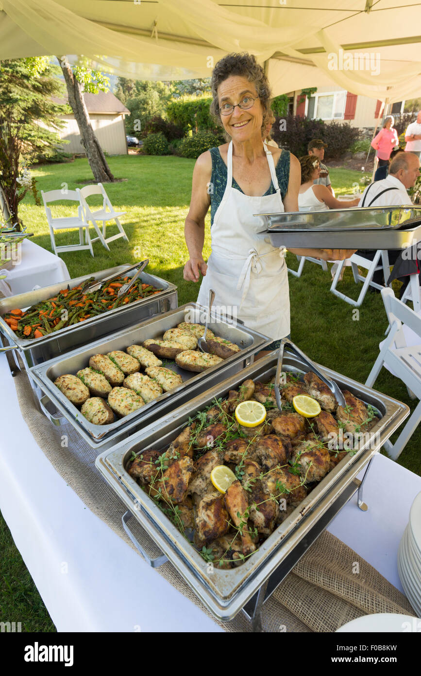 Partyservice bei einer Hochzeit in Oregon. Stockfoto
