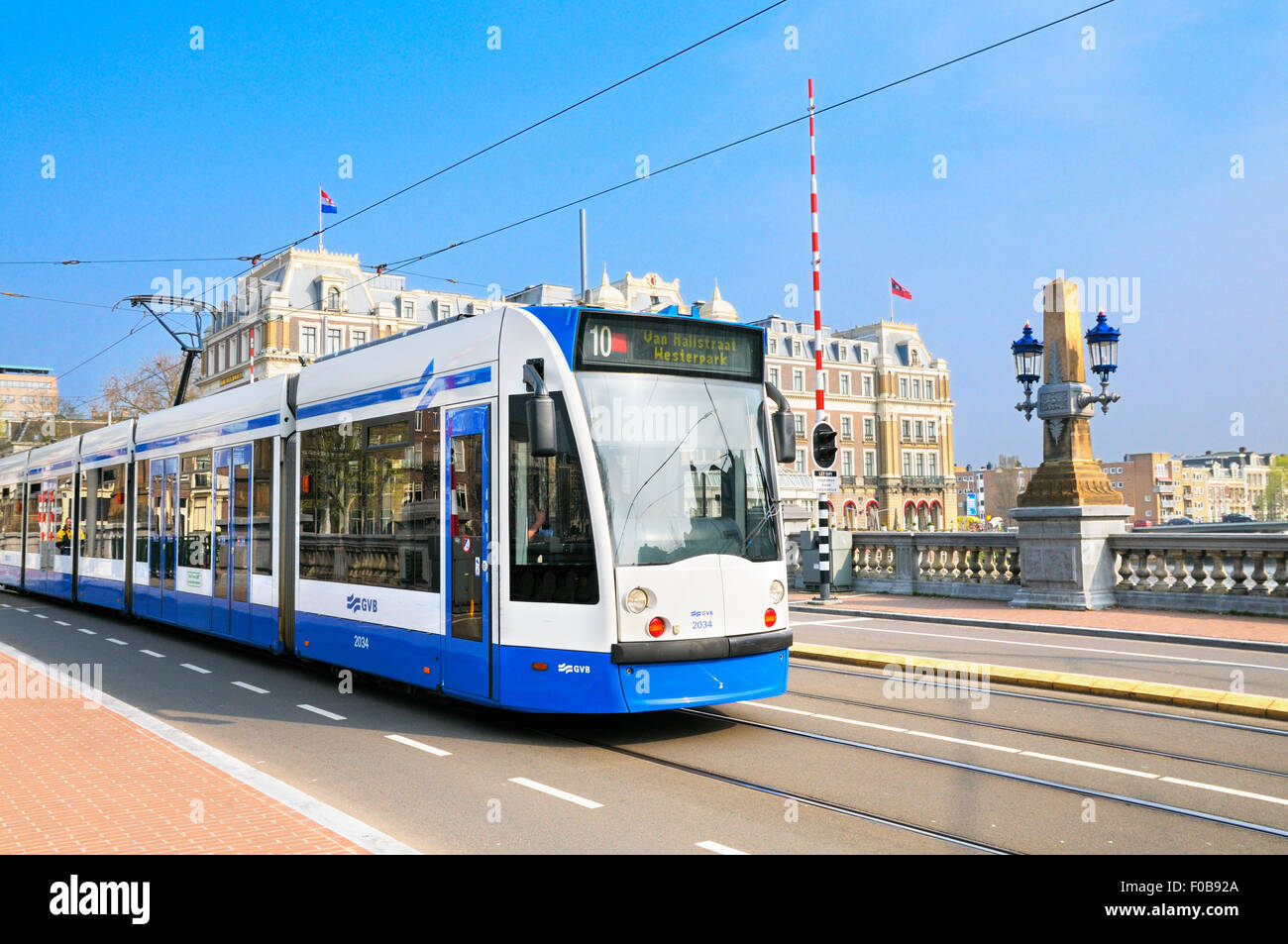 Straßenbahn der Hogesluis-Brücke über den Fluss Amstel, Amsterdam, Nordholland, Niederlande Stockfoto