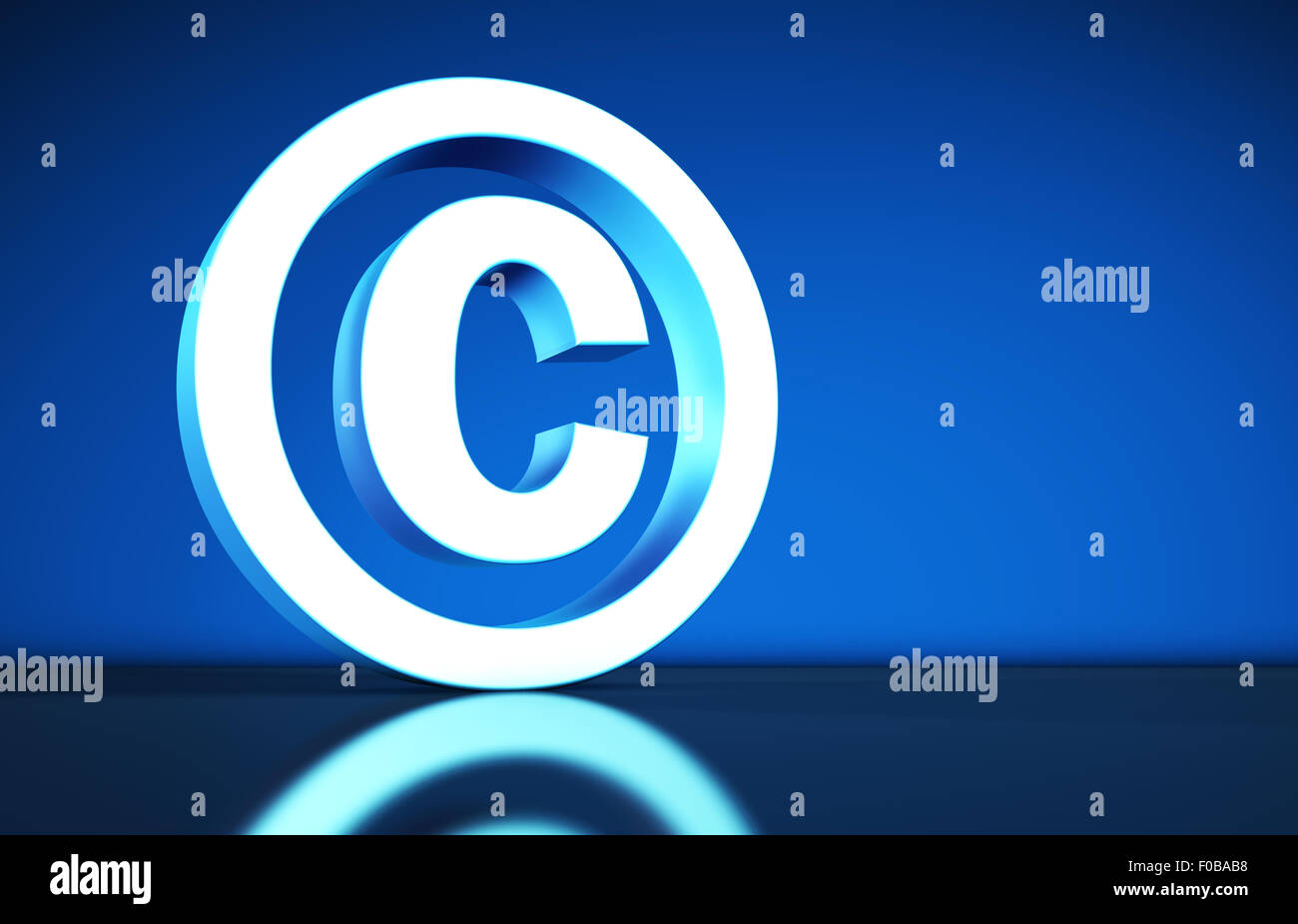 Geistiges Eigentum und digitales Urheberrecht konzeptionelle Darstellung mit copyright-Zeichen und Symbol auf blauem Hintergrund. Stockfoto