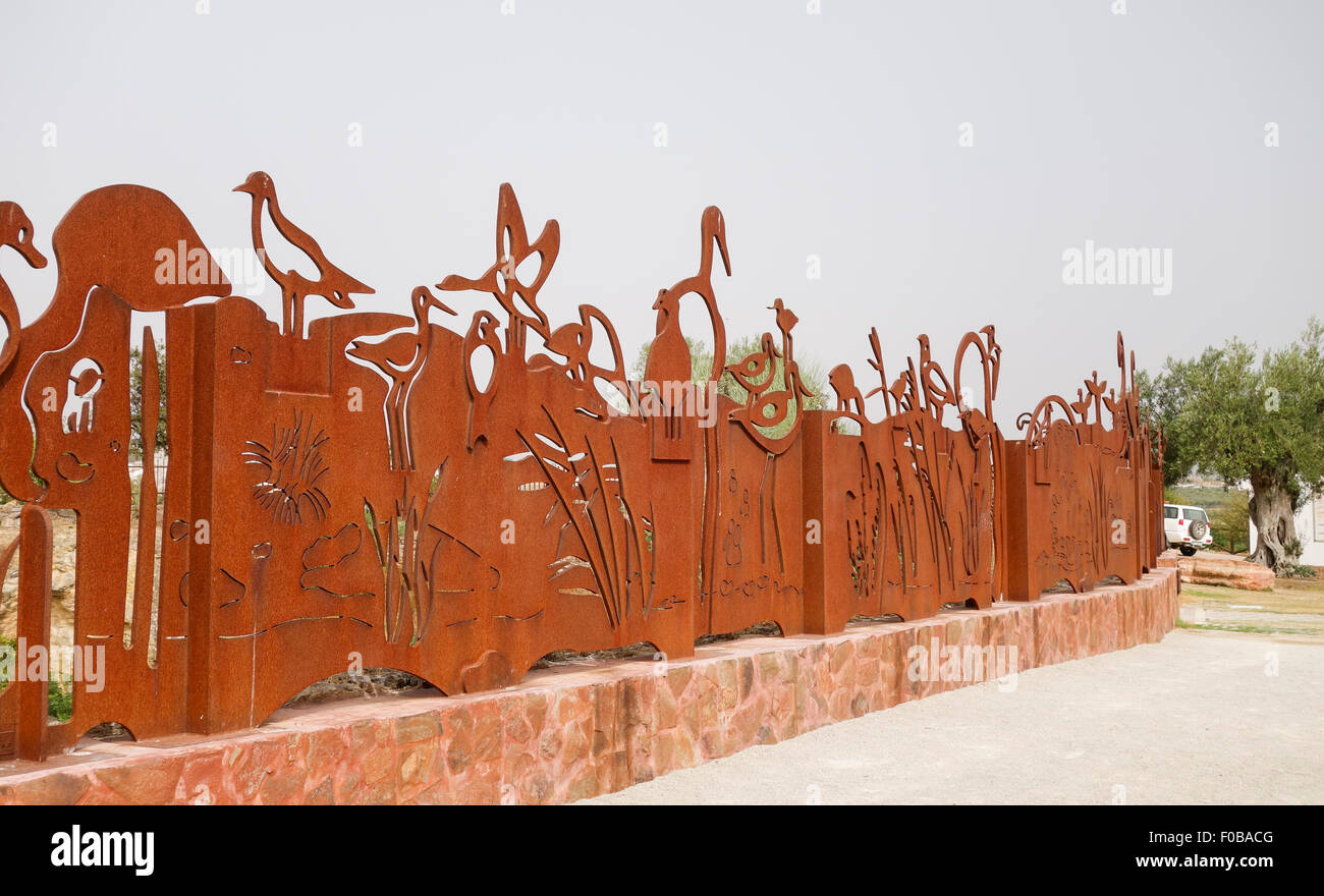 Stahl-Zaun mit Vögel, José Antonio Valverde Besucherzentrum des Naturschutzgebietes Fuente de Piedra, Lagune, Malaga, Spanien. Stockfoto