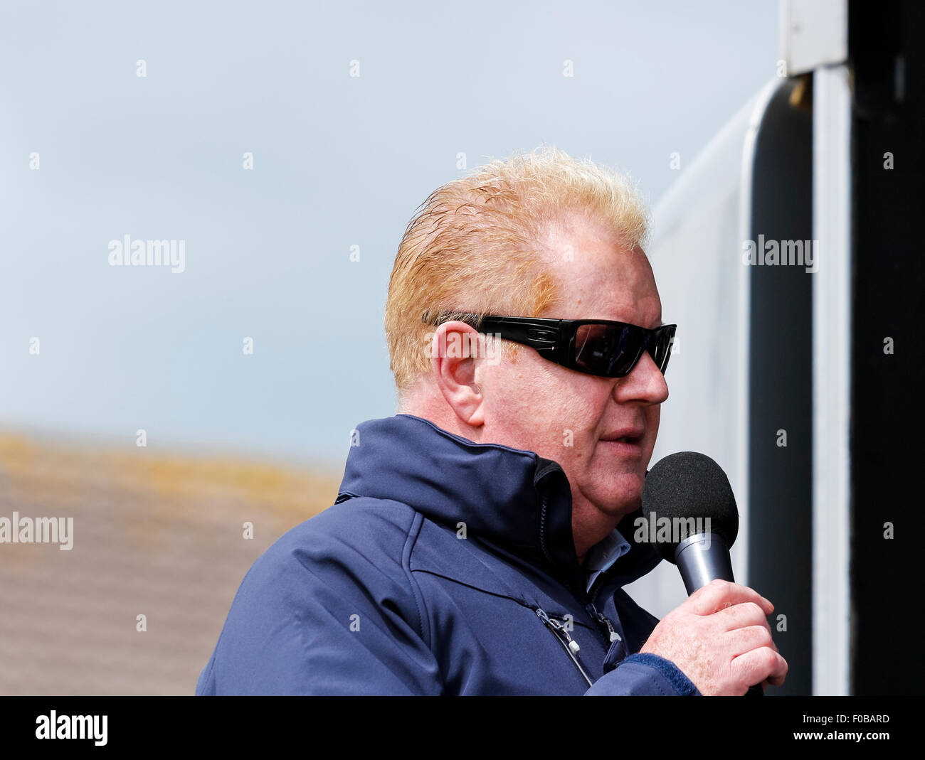 Julian Simmons, TV und RadioModeratorin unterhält das Publikum beim