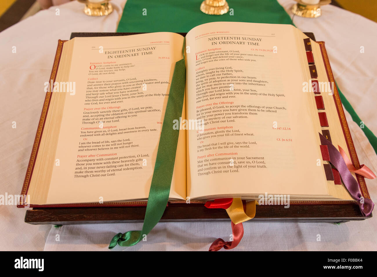 Gebetbuch auf Altar, Sankt Augustiner Roman Catholic Church, Daventry, Northamptonshire, England, Vereinigtes Königreich Stockfoto
