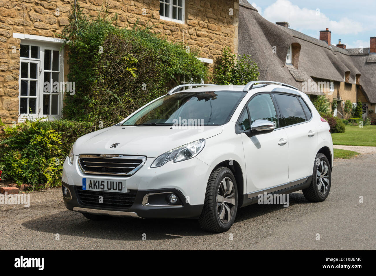 Weißen Peugeot 2008 Crossover Auto, Main Street, Ashby St Ledger, Northamptonshire, England, Vereinigtes Königreich Stockfoto