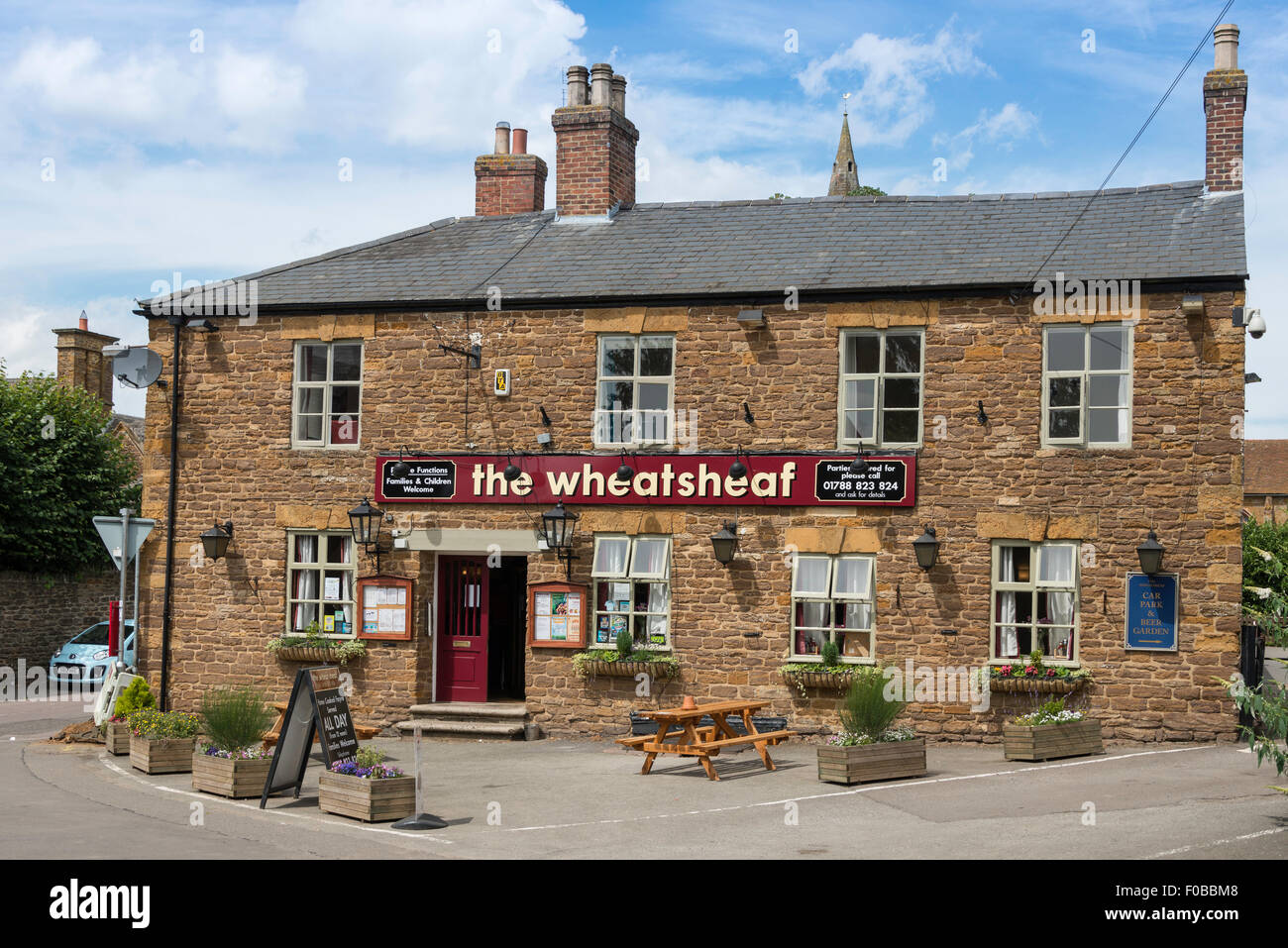 Wheatsheaf Pub, Hauptstraße, Crick, Northamptonshire, England, Vereinigtes Königreich Stockfoto