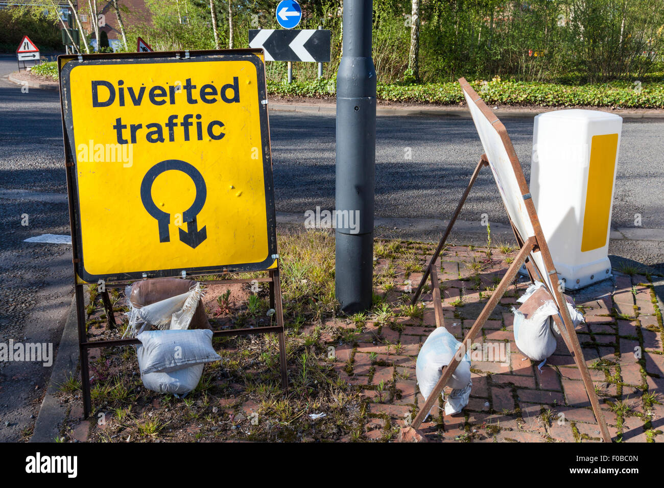 Der Verkehr umgeleitet. Schild zeigt eine Ablenkung um einen Kreisverkehr, West Midlands, England, Großbritannien Stockfoto