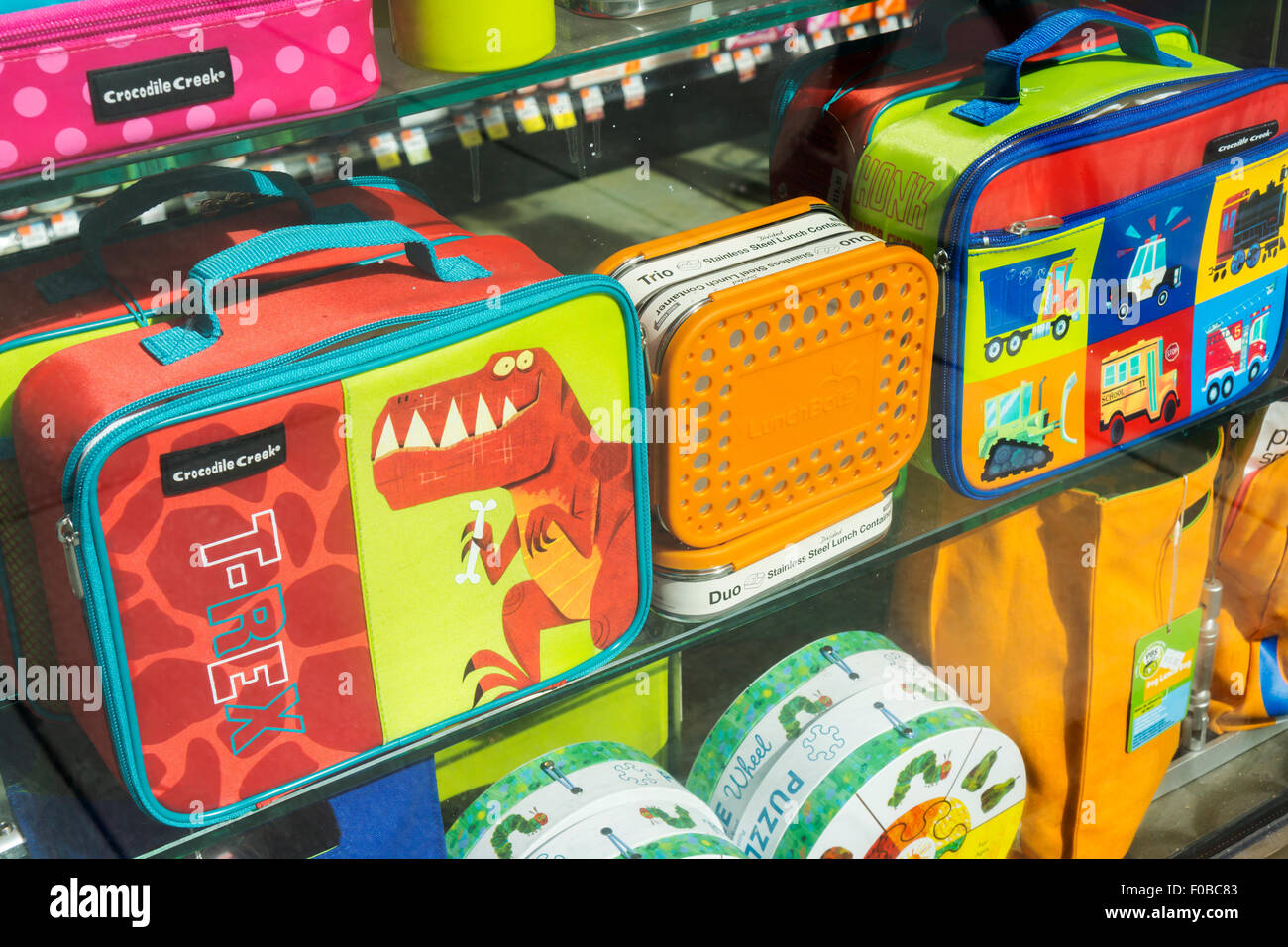 Zurück zu Schule Lunchbox Förderung in das Schaufenster eines Ladens in New York auf Samstag, 8. August 2015. Die Back to School shopping-Saison ist die zweitgrößte Zeit für Einzelhändler nach Weihnachten.  (© Richard B. Levine) Stockfoto