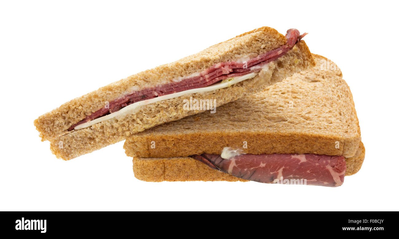 Ein Roastbeef-Sandwich mit Käse und Mayonnaise isoliert auf einem weißen Hintergrund. Stockfoto