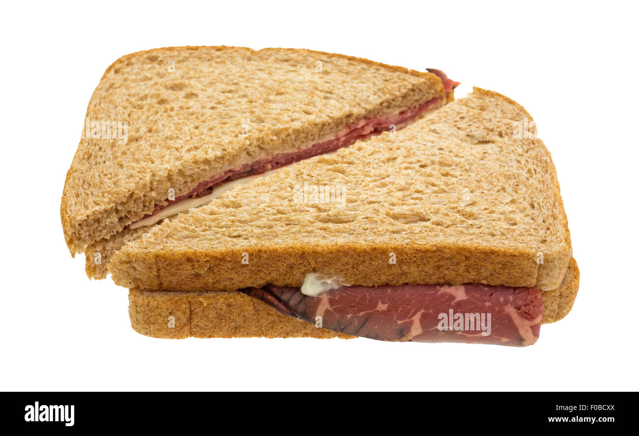 Ein Roast Beef Sandwich Scheiben in der Mitte mit weißem Käse und Mayonnaise isoliert auf einem weißen Hintergrund. Stockfoto