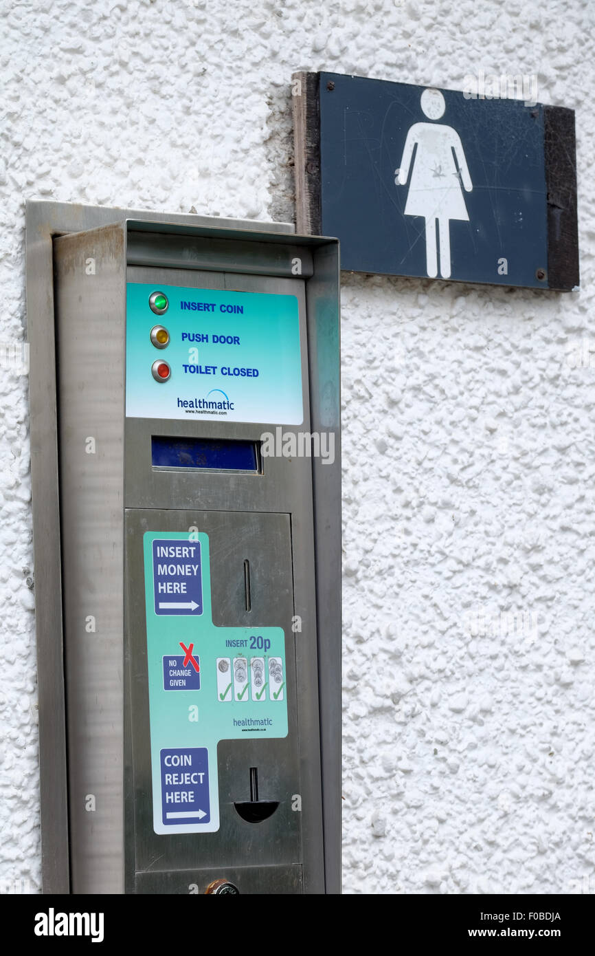 Kassenautomaten, die Toilette außerhalb der öffentlichen Toiletten in Bowness auf Windermere im Lake District zu verwenden. Stockfoto