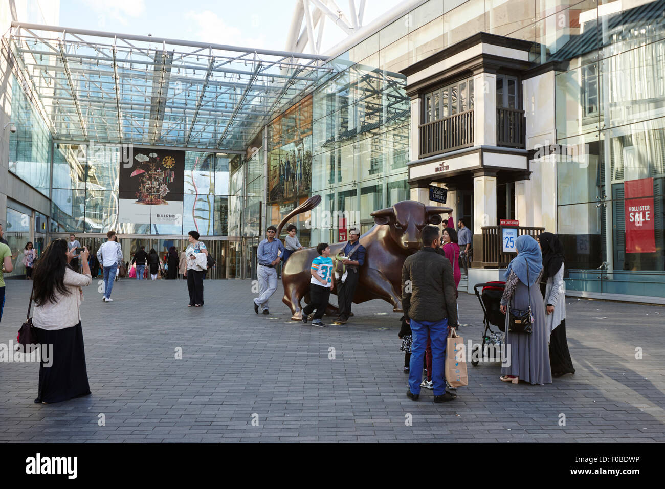 Touristen auf den Stier bei Birmingham Bullring Shopping Centre UK Stockfoto
