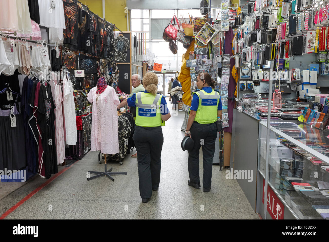 weibliche Gemeinschaft Unterstützung Polizisten patrouillieren Interieur des Rag-Marktes Birmingham UK Stockfoto