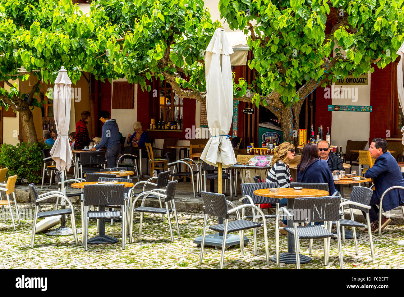 Menschen in der Tabelle auf der Straße in schönen Omodos Dorf in Zypern Stockfoto