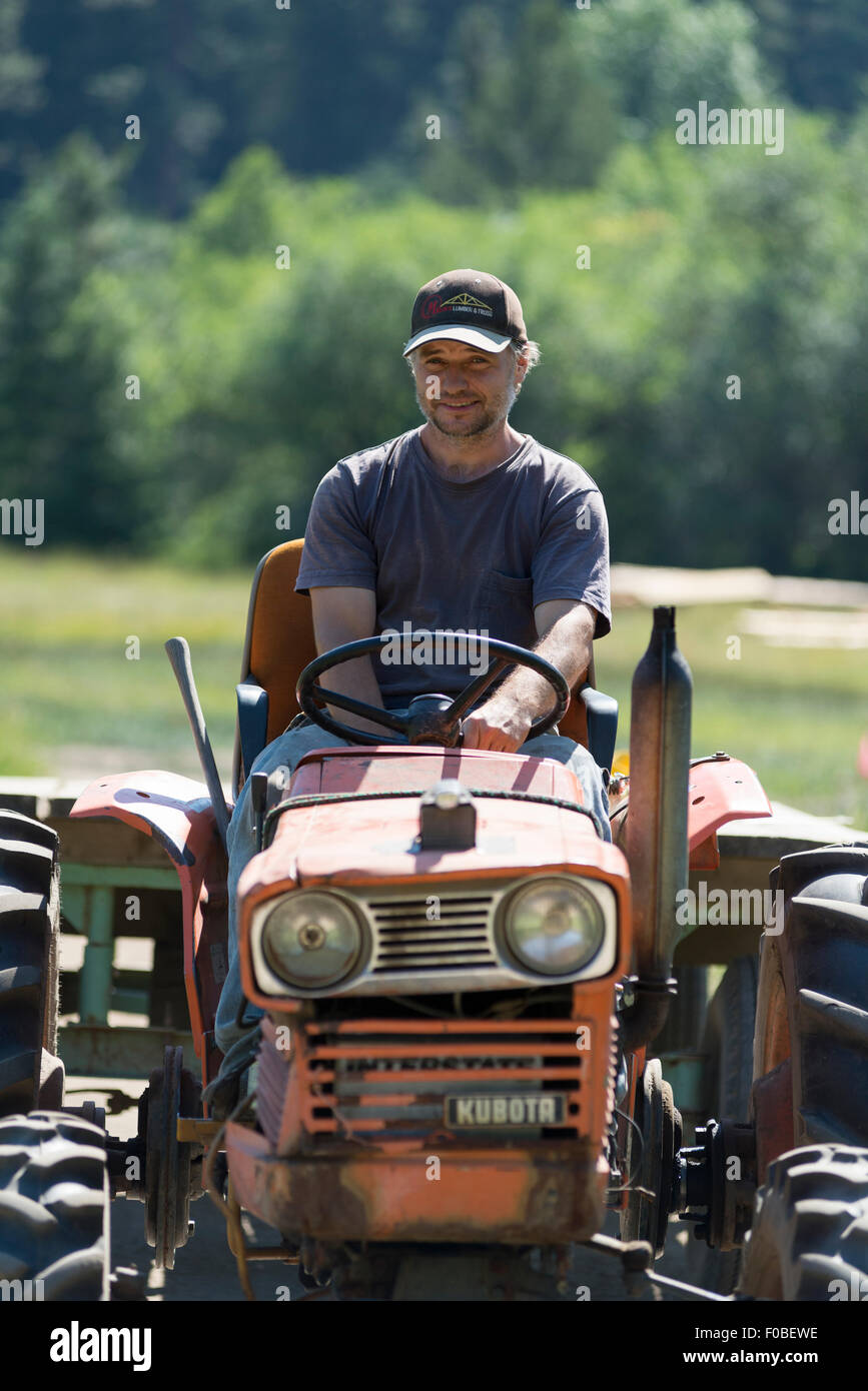 Einen Traktor fahren in der Minam River Lodge in Oregon Wallowa Mountains. Stockfoto