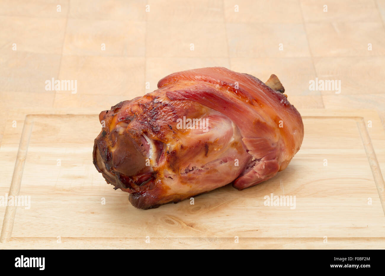 Gebratenes Schweinefleisch Gammon Schaft auf einem Holzbrett Stockfoto