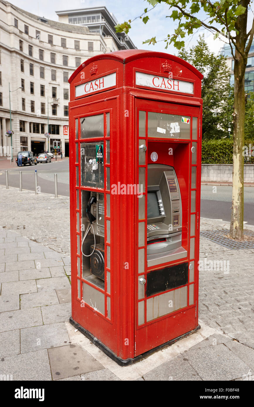 alte rote Telefonzelle umgewandelt in ein Handy-Box und atm Geldautomat Birmingham UK Stockfoto