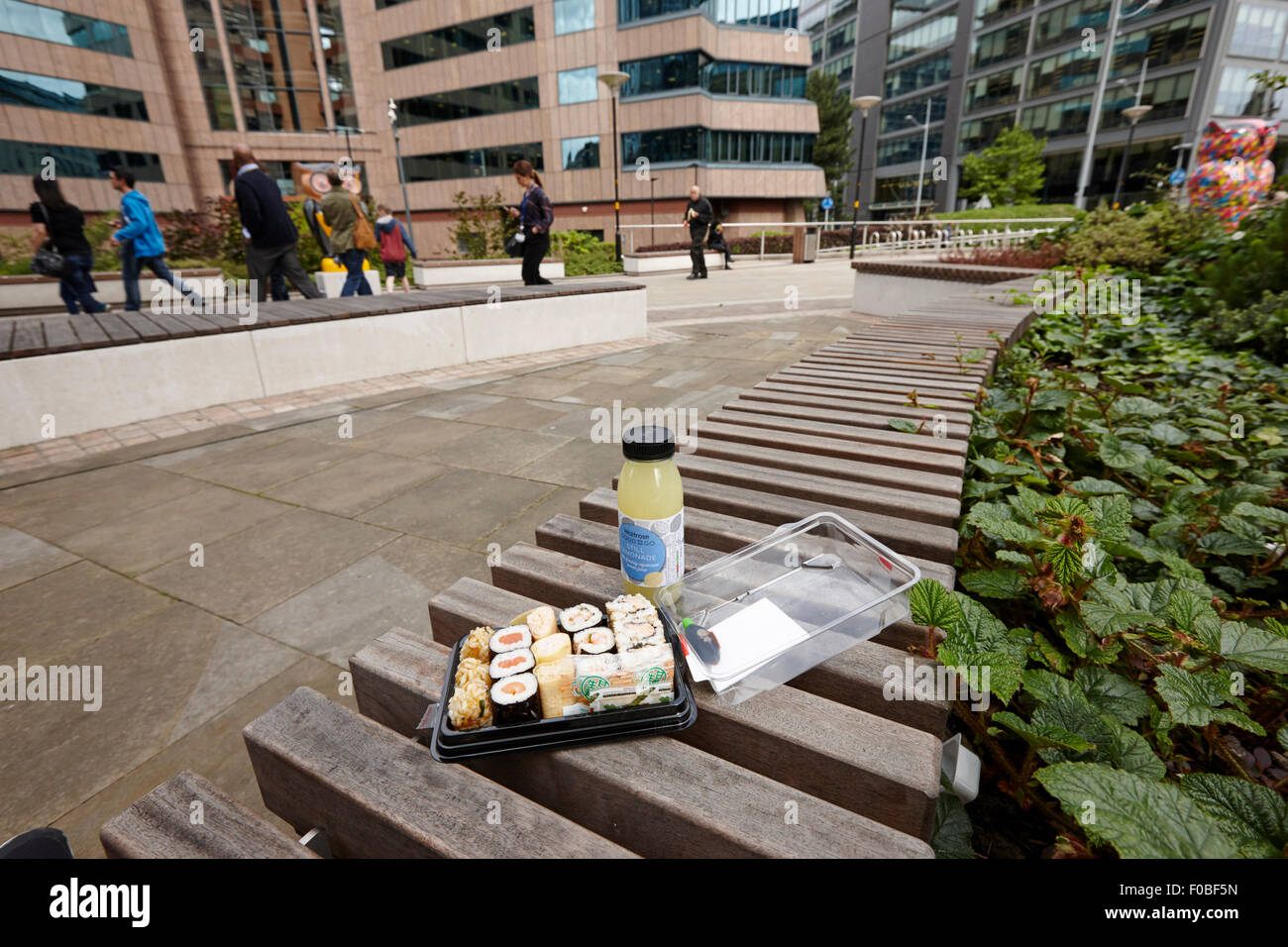 Sushi und noch Limonade Mittagessen für Büroangestellte auf Park Bank Birmingham UK Stockfoto
