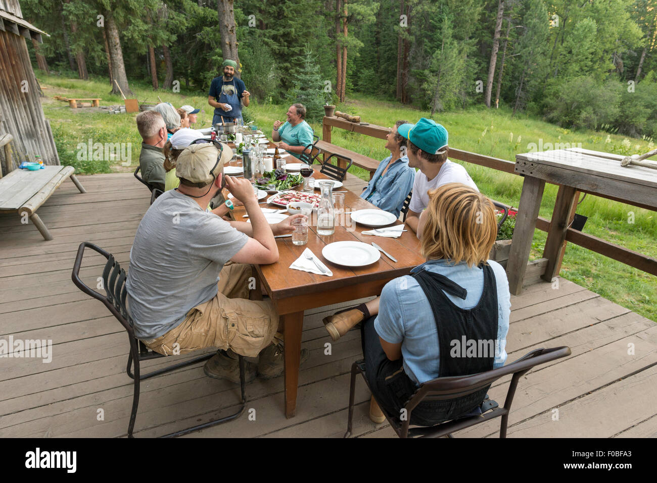 Gruppe beim Abendessen auf der Terrasse der Minam River Lodge in Oregon Wallowa Mountains. Stockfoto