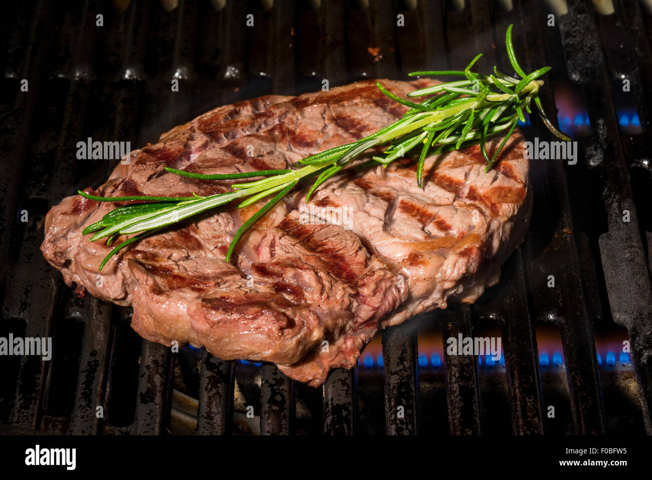 Ein Ribeye Steak gegrillt auf einen Gas-Grill Stockfoto