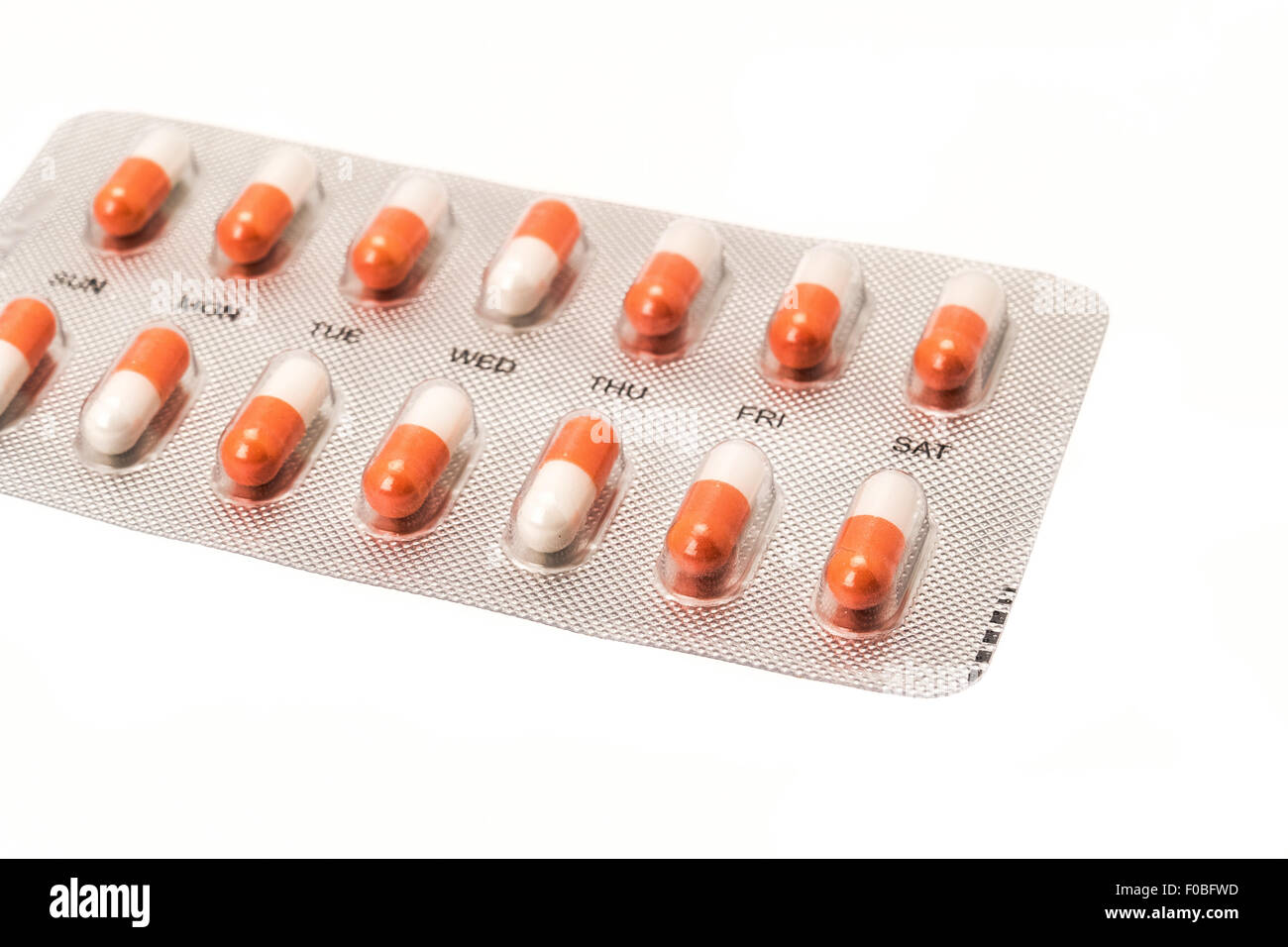 Eine versiegelte Blisterpackung von roten und weißen Tablette Kapseln - weißer Hintergrund Stockfoto