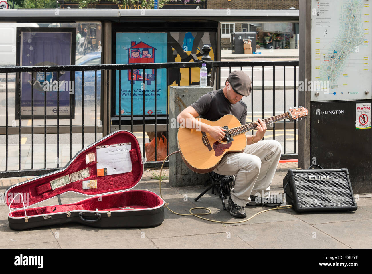 Straße Straßenmusikant Gitarre, Islington High Street, Islington, London Borough of Islington, London, England, Vereinigtes Königreich Stockfoto