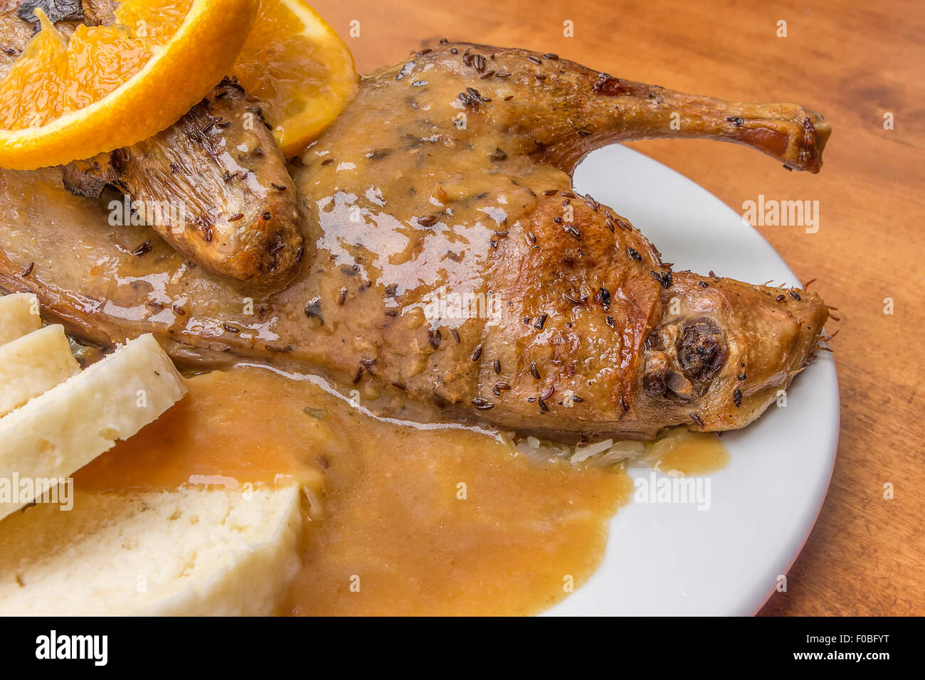 Gebratene Ente mit Knödel, typisch tschechische und deutsche Küche oder Gericht. Stockfoto