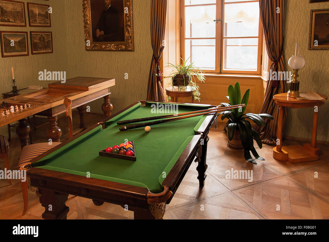 Die historischen Pool oder Billard-Tisch und andere Spiele im klassischen biedermeier Stil Stockfoto
