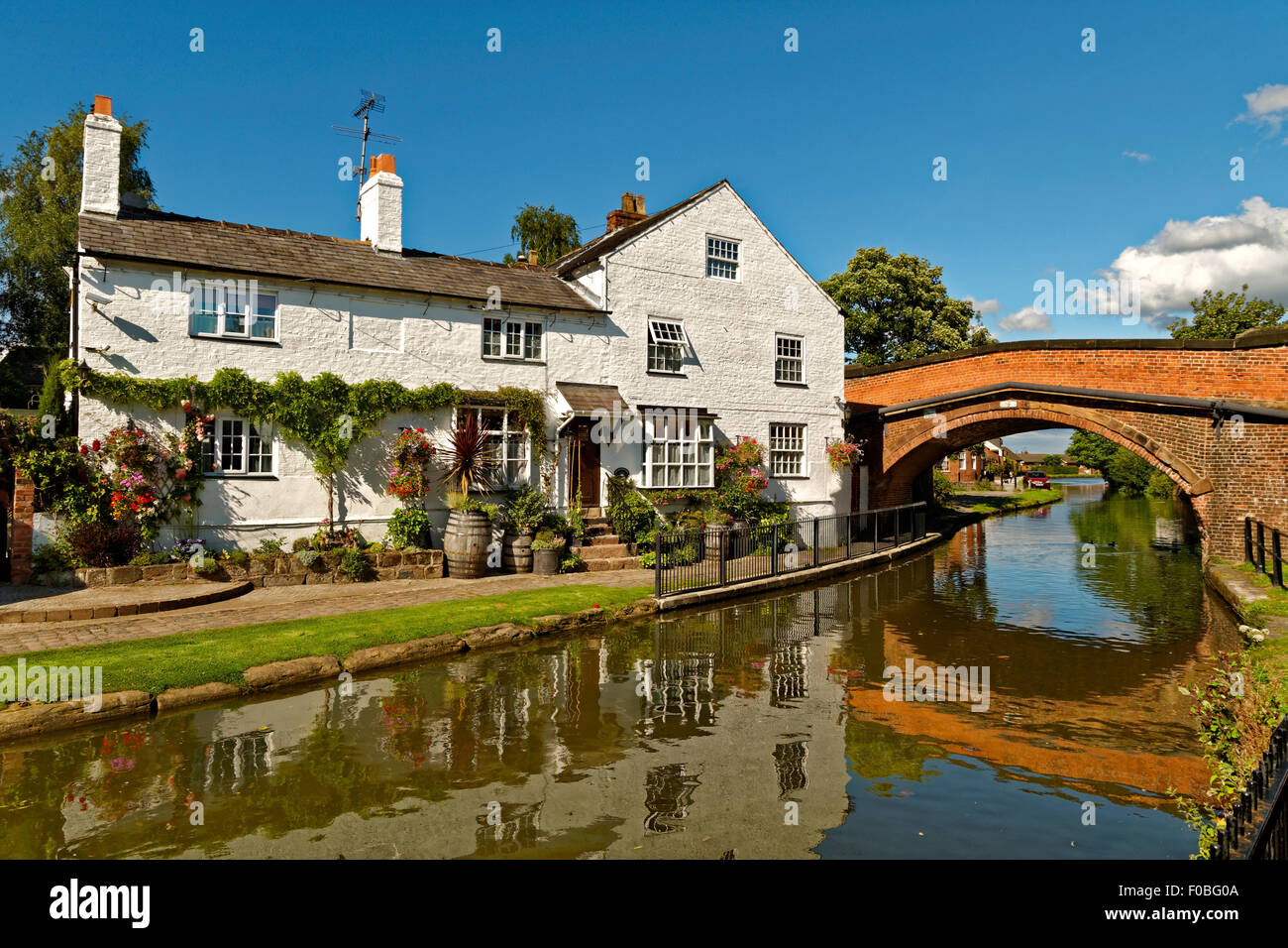 Haus und Hütte am Ufer des Bridgewater Kanals in Lymm in Cheshire, England. Stockfoto