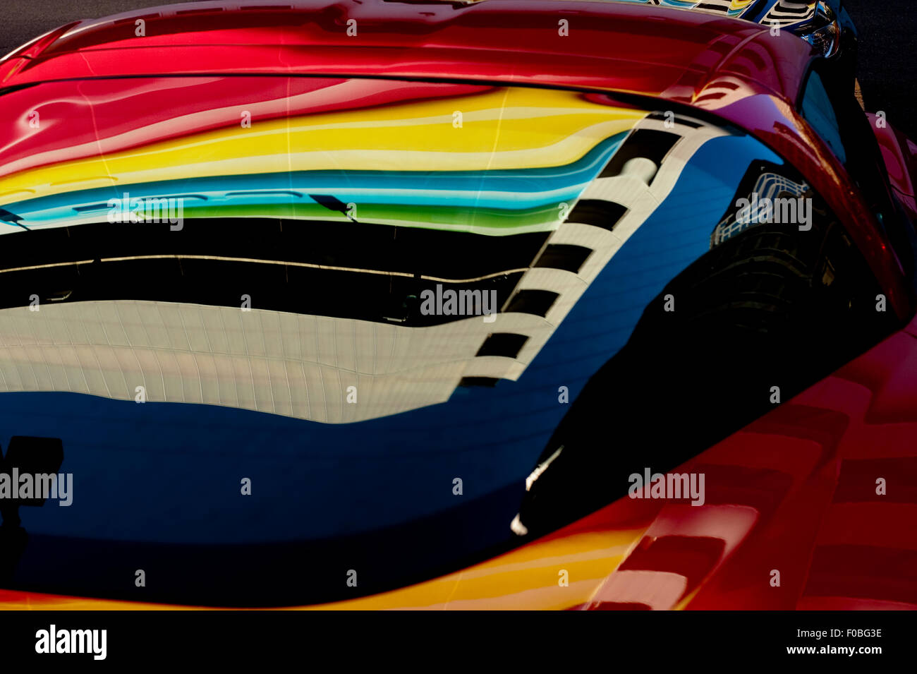 Autos parken auf Parkplatz mit Farben reflektiert auf Windschutzscheibe und Auto Motorhaube Stockfoto