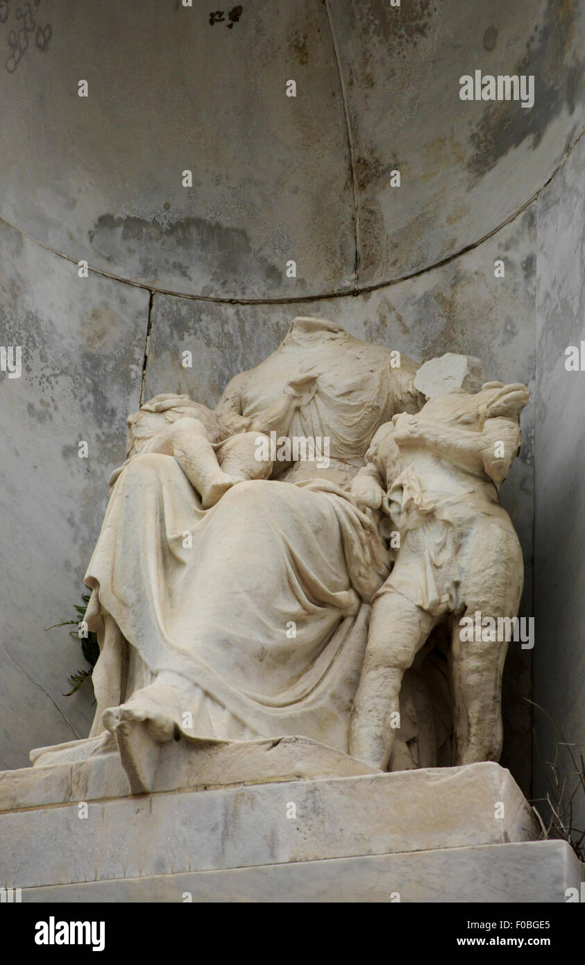 Denkmal in St. Louis Cemetery in New Orleans Louisiana beschädigt Stockfoto