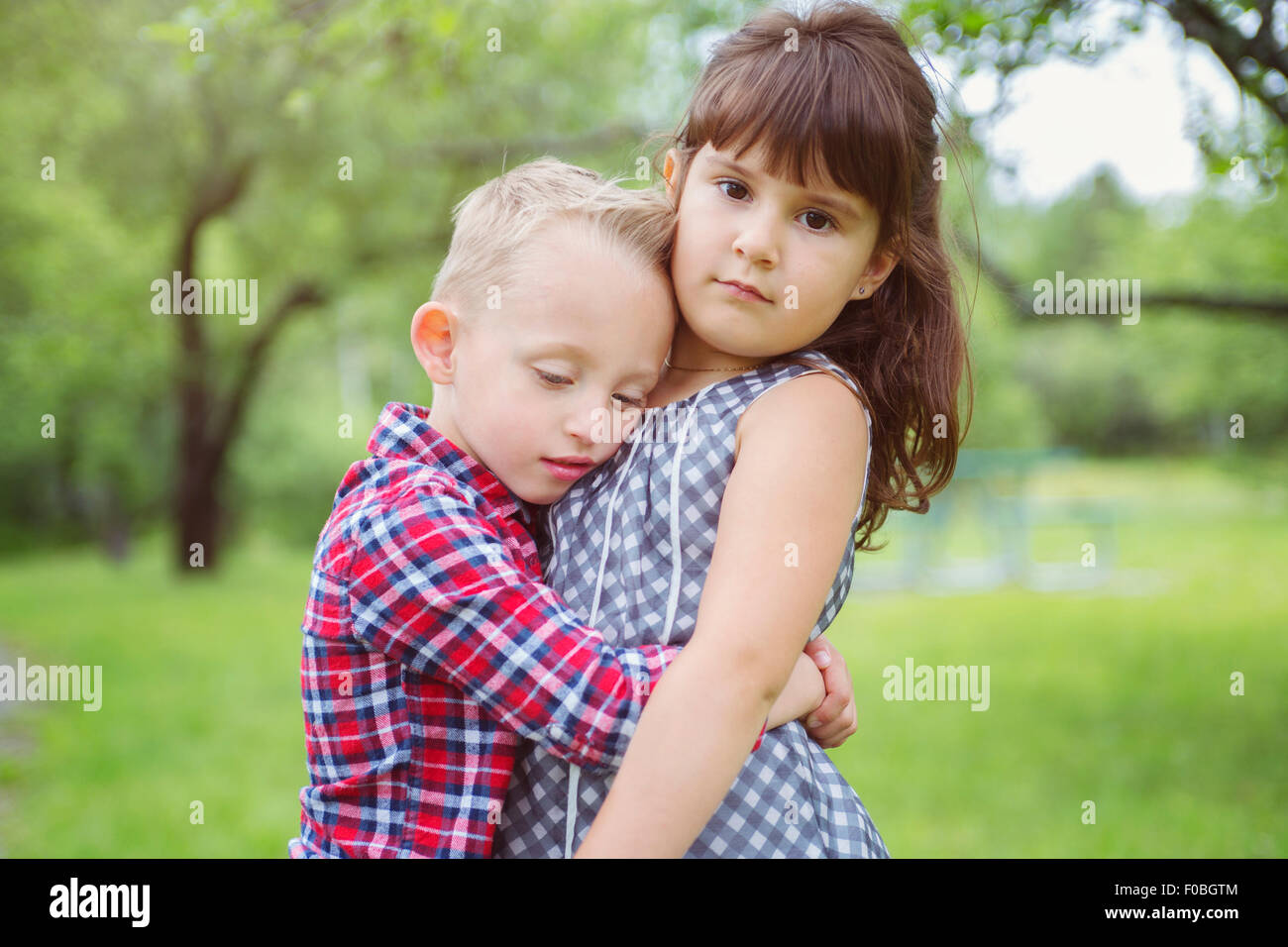 Bild von zwei glücklichen Kindern Spaß im park Stockfoto