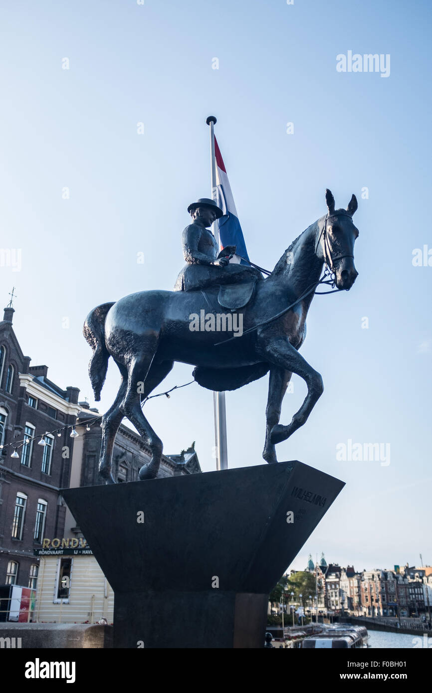 Statue von Wilhelmina auf einem Pferd am Rokin - Amsterdam, Niederlande, Europa Stockfoto
