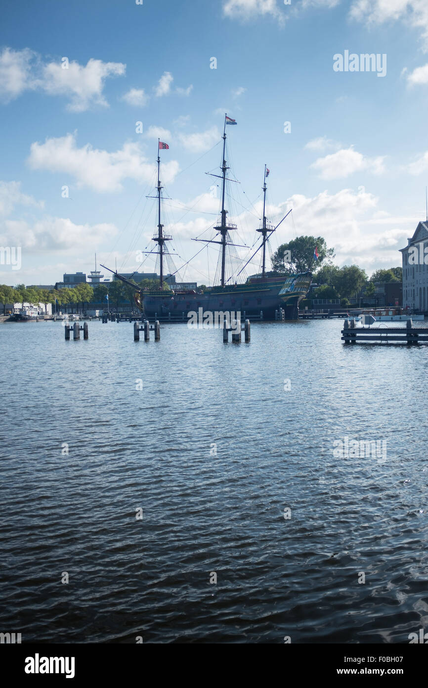 Altes Segelschiff "Amsterdam" auf dem Display im Maritime Museum Scheepvartmuseum in Amsterdam Stockfoto