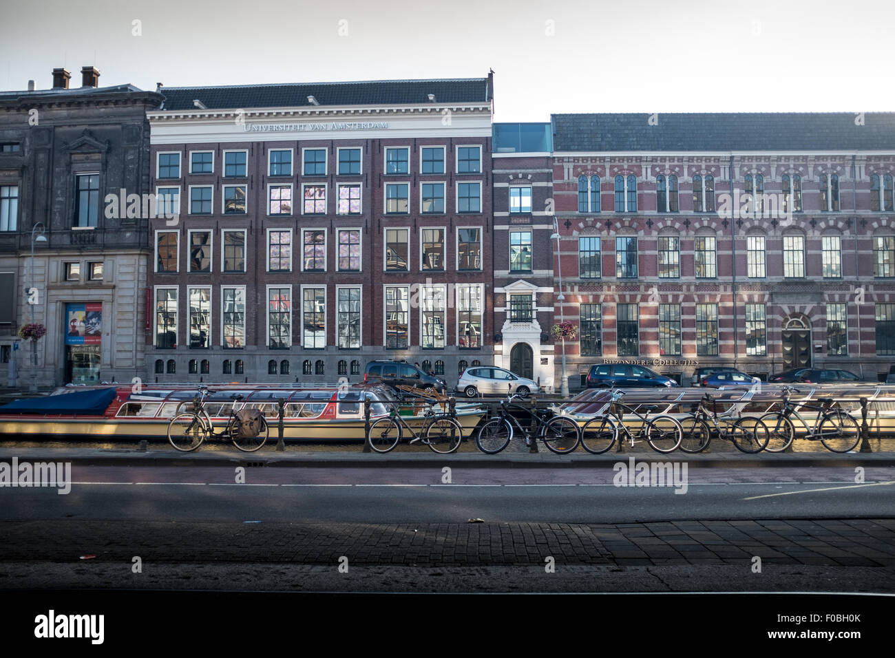 Externen Schuss der Universität Amsterdam Amstel Fluss und Fahrräder im Vordergrund Stockfoto