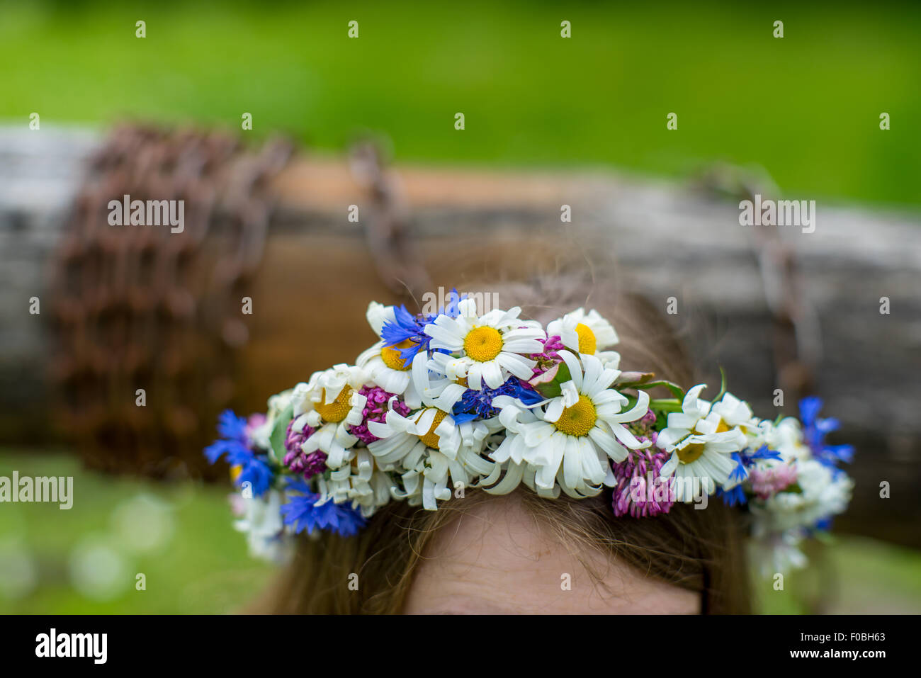 Mädchen mit Sommer Ligo Kranz auf dem Kopf. Feiert der Hochsommer, Ligo in Lettland. Stockfoto